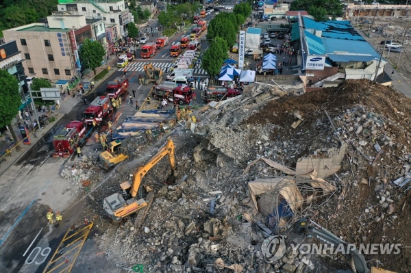 지난해 6월 9일 오후 광주 학동에서 철거 작업 중이던 건물이 붕괴, 도로 위로 건물 잔해가 쏟아져 17명의 사상자가 발생했다. 사진=연합뉴스