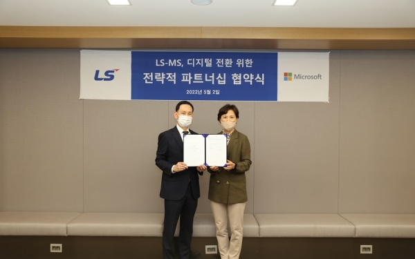 LS ITC 조의제 CEO(왼쪽)와 한국마이크로소프트 이지은 대표가 '전략적 파트너십'을 체결했다.
