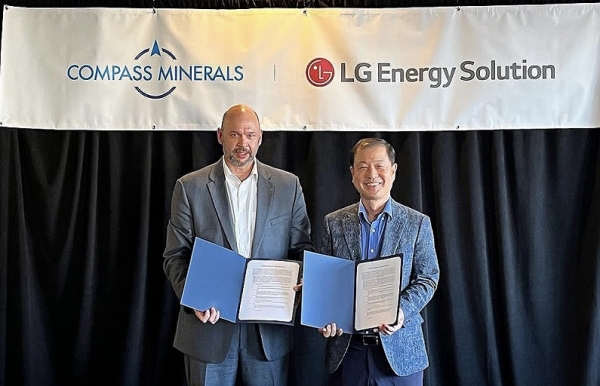 LG에너지솔루션 김동수 전무(오른쪽)와 컴파스 미네랄의 크리스 얀델 대표가 탄산, 수산화리튬 공급에 대한 양해각서를 체결했다.