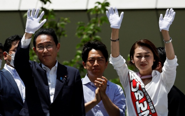 기시다 후미오 일본 총리(왼쪽)가 6월 24일 일본 참의원 선거를 앞두고 도쿄 남쪽 가와사키에서 자신이 당 대표로 있는 자유민주당(자민당) 후보에 대한 지원 유세를 벌이고 있다. 사진=로이터/연합