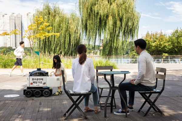 실내외 배달로봇 딜리 드라이브가 경기도 수원 광교호수공원에서 음료를 배달하고 있다. 사진제공=우아한형제들