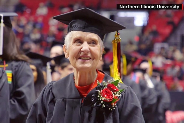 조이스 드파우(90) 할머니는 전날 시카고 서부 교외 노던일리노이대학(NIU)서 열린 2022 하반기 학위 수여식에 20대 동기들과 나란히 참석했다. 사진=WIFR