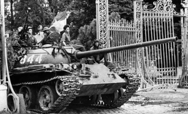 사이공 대통령 궁에 진입한 북베트남 탱크. 사진= 호치민 시티 전쟁기념관 홈페이지 캡처