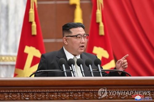 북한 김정은 국무위원장이 노동당 전원회의에서 핵탄두 보유량을 기하급수적으로 늘리겠다는 방침을 밝혔다. 사진=연합뉴스