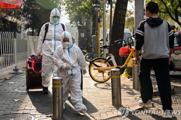 중국 당국이 코로나19 유행 실상 축소하고 있다는 의혹이 증폭되면서 네티즌들 사이에서는 코로나19를 사망원인으로 보는 의견이 주를 이룬다. 사진=AFP/연합