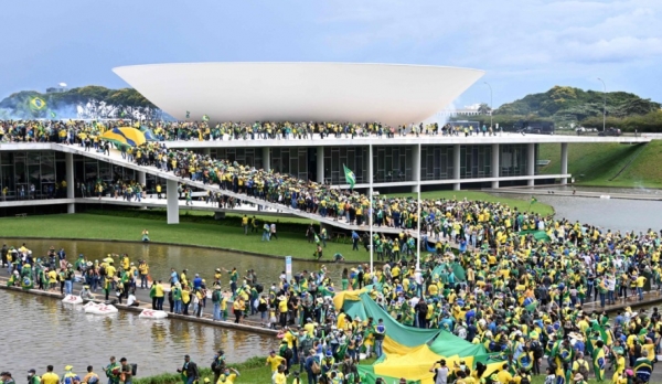 자이르 보우소나루 전 대통령 지지자 수백명은 8일(현지시간) 수도 브라질리아 연방 관구에 있는 의회에 난입해 기물을 파손하는 등 폭동을 일으켰다. 사진=AFP/연합