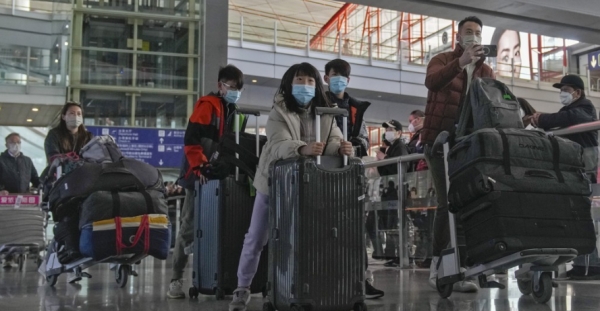 코로나19 증상을 보이는 중국 입국 여행객은 현장에서 검사를 받아야 하고 양성이 나오면 자가 격리를 해야 한다. 사진=AP/연합