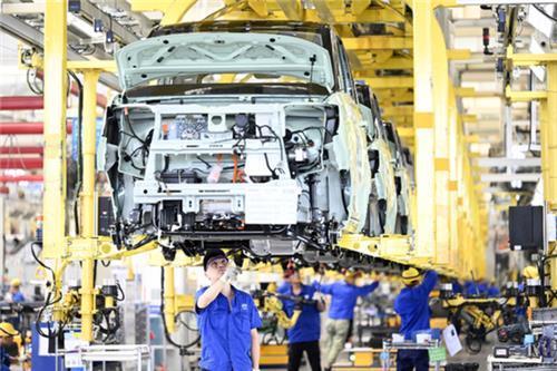 중국의 산업생산 증가율은 9월(6.3%) 이후 둔화세로 돌아섰으며 10월 증가율도 5.0%에 그쳤다. 사진=신화
