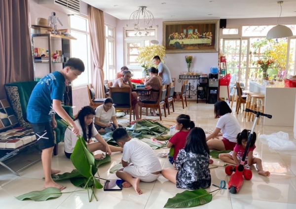 가족들이 함께 반쯩을 만들고 있는 베트남의 한 가정. 사진=강태윤 통신원