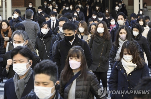 일본 정부는 27일 저녁에 열리는 코로나19 대책본부 회의에서 코로나19의 감염증법상 분류를 5월 8일부터 계절성 인플루엔자와 같은 '5류'로 낮추는 결정을 한다. 사진=AP교도/연합