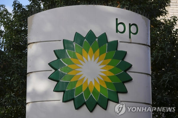 영국계 글로벌 석유 업체인 BP는 작년 이익이 277억 달러(약 35조원)로 전년의 128억 달러의 두 배가 넘으며 직전 최대 기록인 2008년 260억 달러도 넘어섰다고 7일(현지시간) 발표했다. 사진=AP/연합