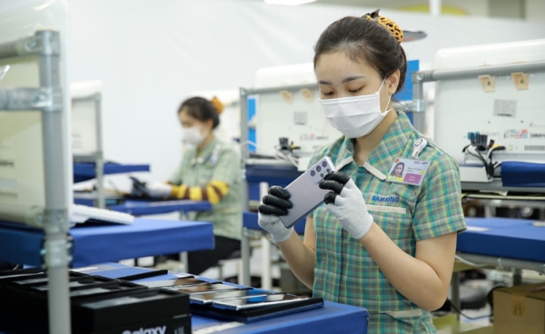 삼성전자 베트남 타이응유엔 공장에서  휴대폰을 검사중인 직원 모습. 사진=삼성전자 베트남 법인