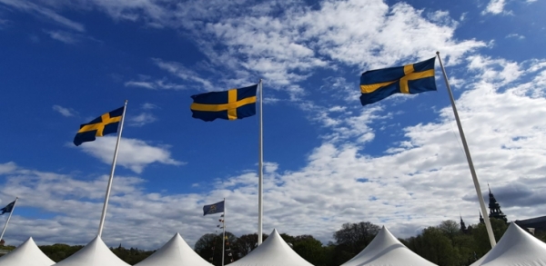 스웨덴 스톡홀름 감라스탄(Gamla stan) 인근 지역에 스웨덴 국기가 휘날리고 있다. 사진=이철규 통신원