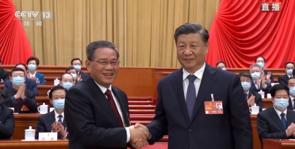 신임 총리로 뽑힌 리창이 시진핑 주석과 악수하고 있다. 사진=CCTV캡처
