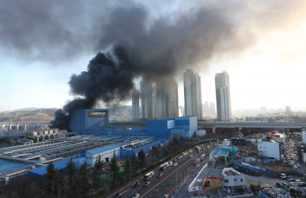 대전 대덕구 목상동 한국타이어 공장에서 발생해 이틀이상 지속된 화재 재발 방지 요구가 늘고 있다. 사진=연합뉴스