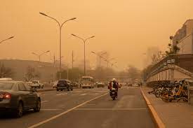 베이징시 환경보호 관측센터는 13일 오전 8시 현재 베이징 전역의 공기질지수(AQI)는 최악인 6급 '엄중 오염' 상태를 기록했다. 사진=펑파이신문