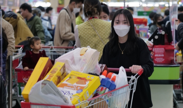 하노이의 한 슈퍼마켓에서 마스크를 착용하고 쇼핑하는 시민 모습. 사진=유튜브 캡처
