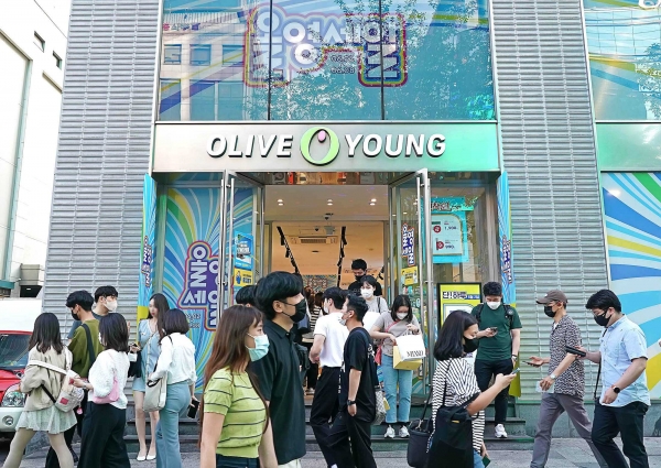 [CJ올리브영] 올리브영 강남 타운 매장 앞이 쇼핑객들로 붐비는 모습