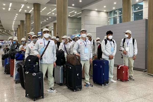 인천공항에서 한국으로 입국을 위해 대기하고 있는 베트남 노동자들. 사진=유튜브 캡처