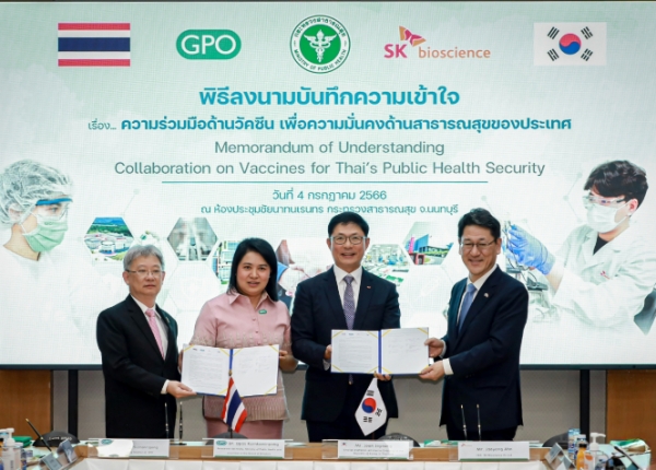 (왼쪽부터)오파스 칸카윈퐁 태국 보건부 사무차관, 민콴 수판퐁 GPO 대표, 안재용 SK바이오사이언스 사장이 태국 자체 백신 생산 및 개발 인프라 구축을 위한 MOU를 체결했다.