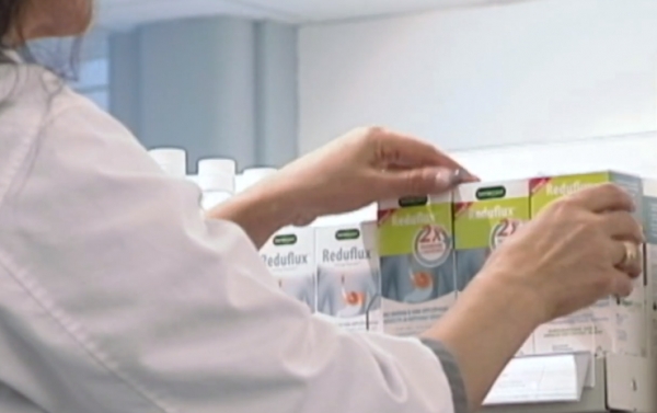 스웨덴 약국에 약사가 약품을 진열하고 있다. 사진=스웨덴 공영방송 SVT 캡처