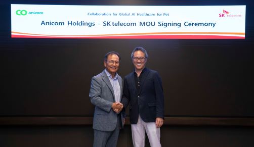 SKT 하민용 CDO(왼쪽)와 일본 애니콤 홀딩스 코모리 노부아키 회장이 파트너십 계약을 체결했다.