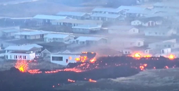 현지시간으로 14일 오전 아이슬란드 화산 폭발로 용암이 주택가까지 덮쳤다. 일부 주택은 용암으로 인해 화재가 발생했다. 사진=아이슬란드 공영방송 RUV 캡처.