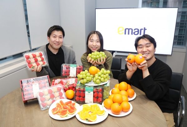 (왼쪽부터)이완희 딸기 바이어, 김효진 포도 바이어, 이구남 오렌지 바이어. 사진제공=이마트
